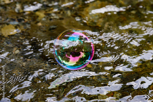 Wallpaper Mural 川に舞うシャボン玉
 Torontodigital.ca