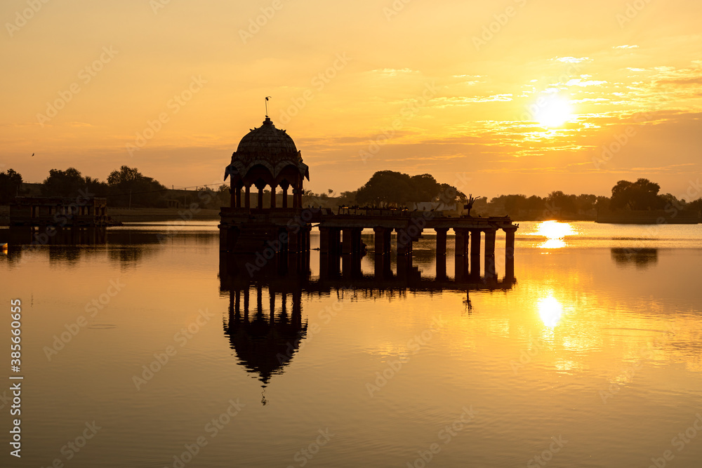 Obraz premium sunrise view of Ancient architecture ruins at Gadi Sagar (Gadisar) lake Jaisalmer, Rajasthan 