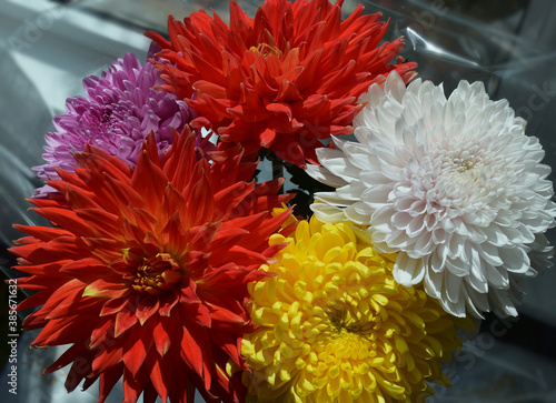Photo beautiful autumn bouquet with chrysanthemums and dahlias