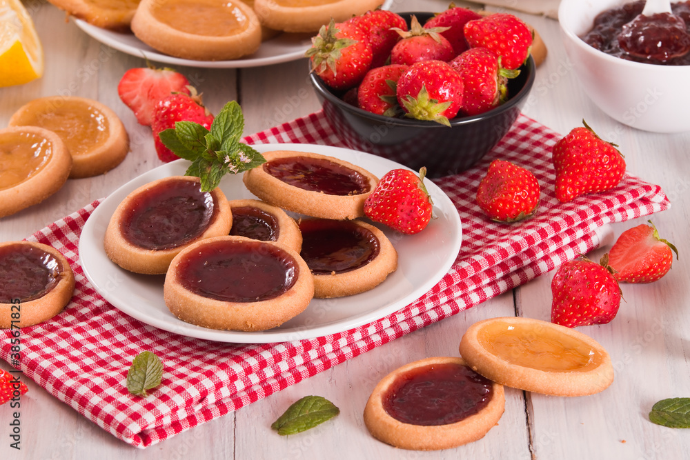 Lemon and straberry tartlets. Lemon and straberry tartlets.