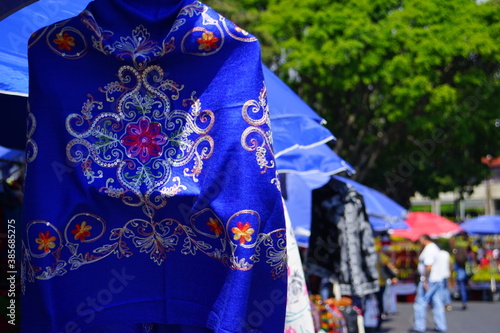 メキシコのマーケットを連想させる鮮やかな青色のシャツ