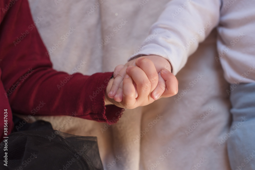 zwei Kinder halten sich an den Händchen Detailansicht Stock Photo ...