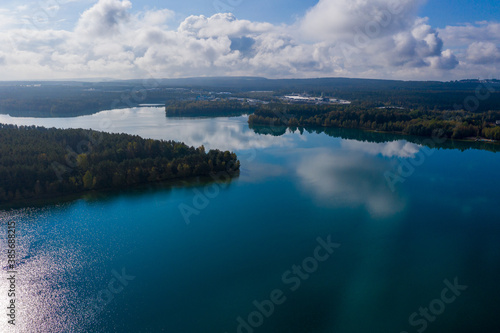 Drones panorama in the autumn lake landscape of the Upper Palatinate with turquoise blue water and sun reflections © Himmelreich Photo
