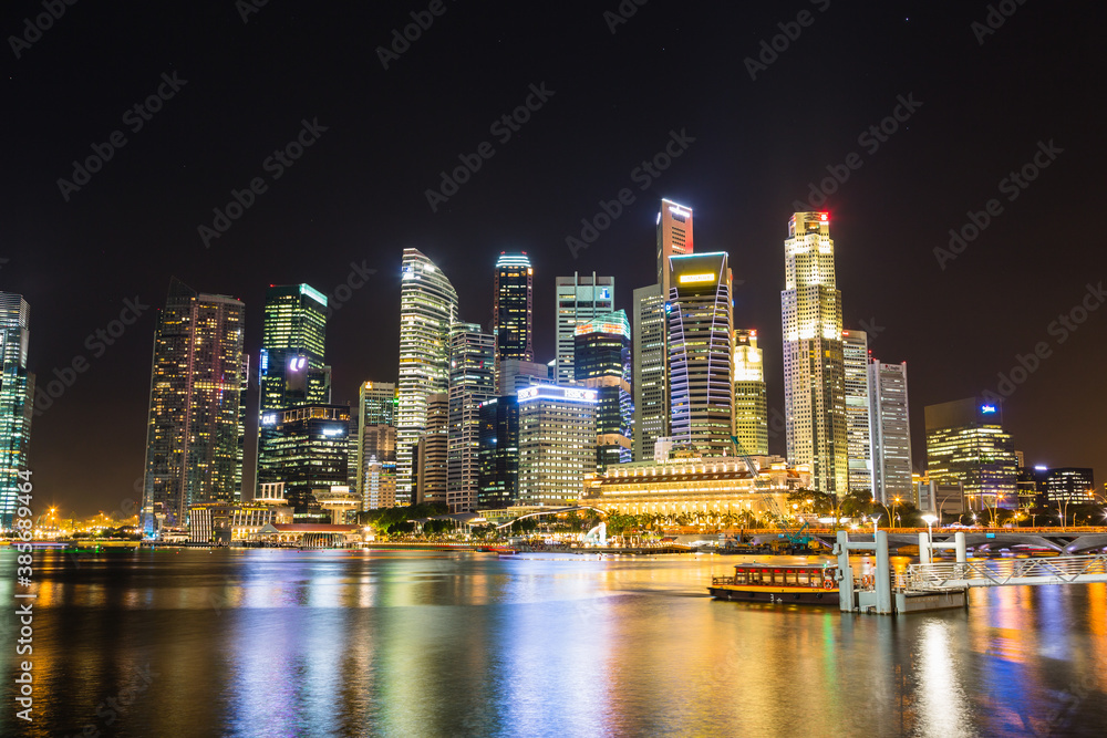 夜のシンガポールのダウンタウン・コアと高層ビル群の夜景
