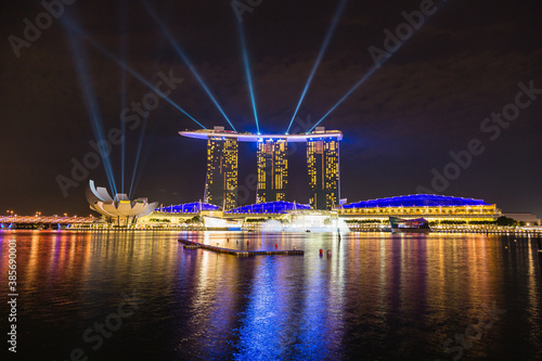 夜のシンガポールのマリーナベイ・サンズのレーザーショー