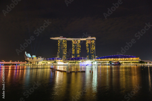 ライトアップされたシンガポールのマリーナベイ・サンズの夜景