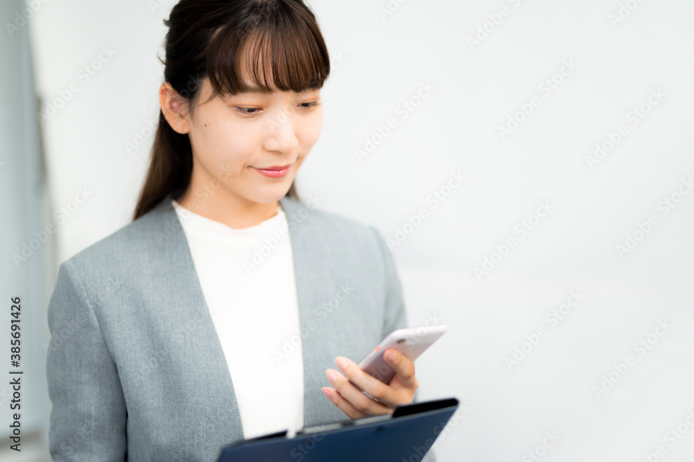 スマホを使う女性 スマホを使う女性