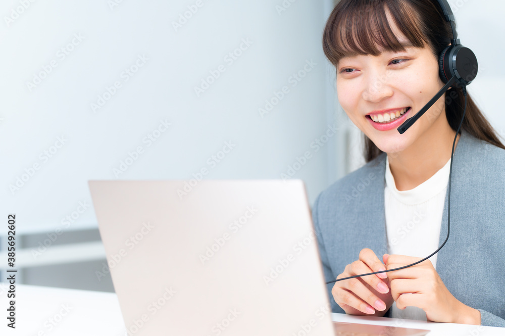 WEB会議をする女性【笑顔】 WEB会議をする女性【笑顔】