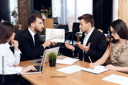 Φωτογραφία Director and worker argue about working moments.