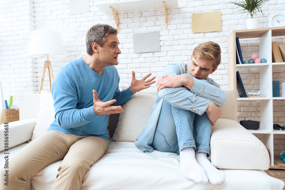 Obraz premium Dad yells at son at home and son is very scared. 