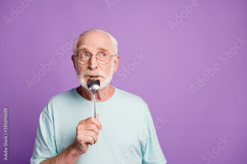 Fényképezés Tricky funny pensioner hold spoon in mouth joking look empty space wear blue t-s