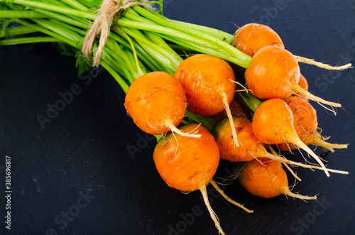 Schilderij op canvas Bunch of fresh round carrots, organic vegetables, vegetarian food