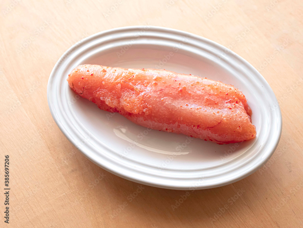 白いお皿に盛った1本の辛子明太子 生食用 白いお皿に盛った1本の辛子明太子 生食用