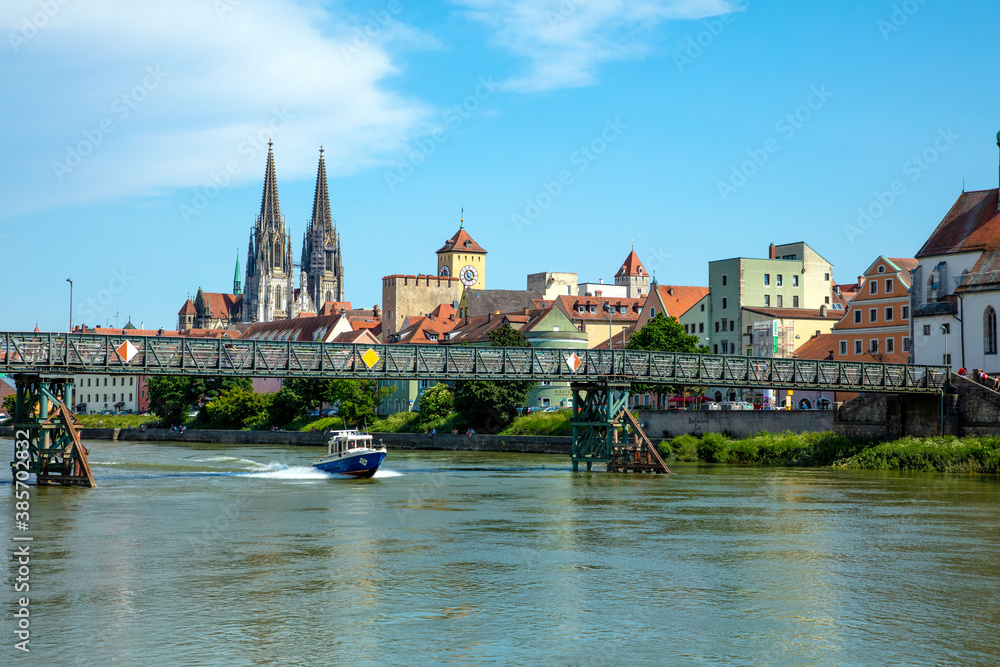 Deutschland, Bayern, Regensburg, Eiserner Steg mit Stadtpanorama
