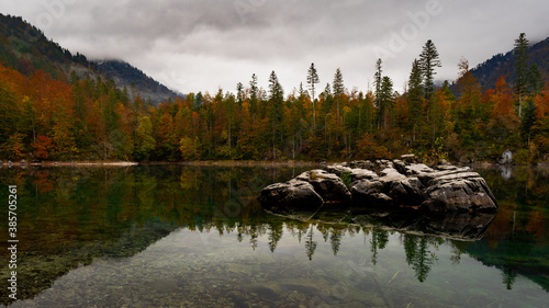 jesienne kolory w gorach nad jeziorem 