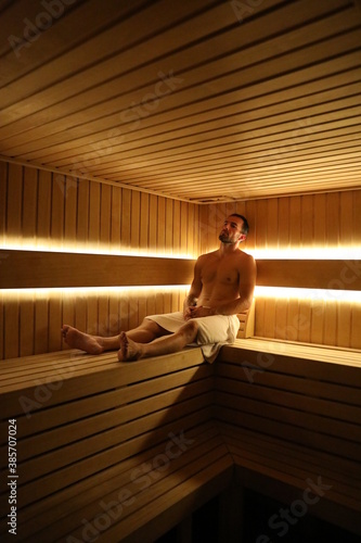 Dojrzały mężczyzna w saunie