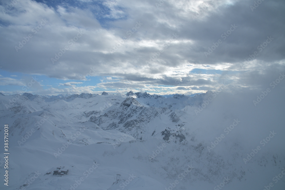 Ein Sturm braut sich in den winterlichen Alpen bei Oberstdorf zusammen