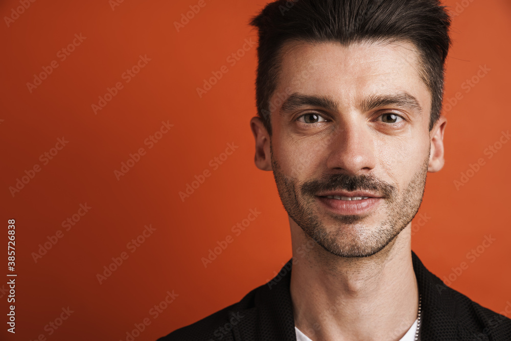 Obraz premium Photo of joyful handsome man smiling and looking at camera