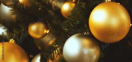 Obraz na plátně Large silver and gold Christmas balls on a fur-tree
