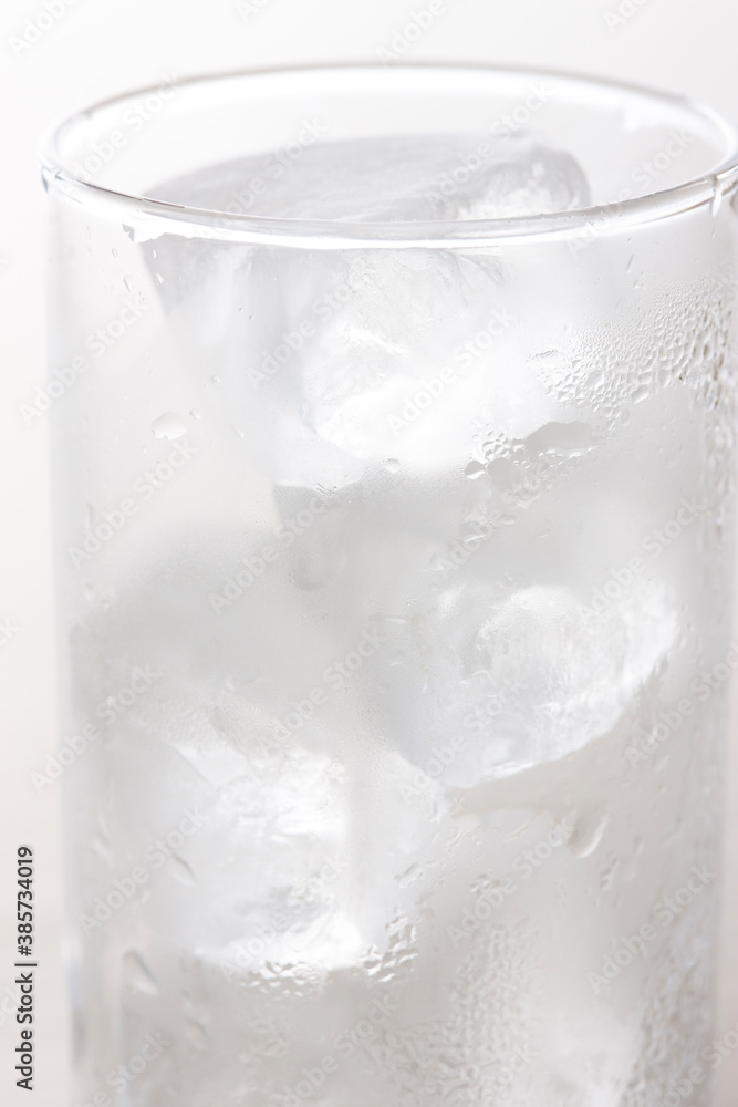 氷の入ったグラス 氷の入ったグラス