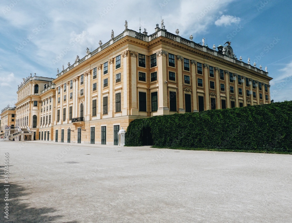 Obraz premium View of the historic palace, Vienna Austria