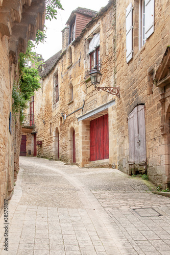 Fototapeta Naklejka Na Ścianę i Meble -  Sarlat-la-Canéda. Rue en centre-ville. Dordogne. Nouvelle Aquitaine
