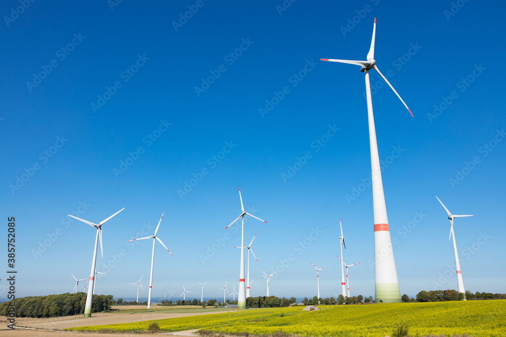Windpark mit mehreren Windrädern