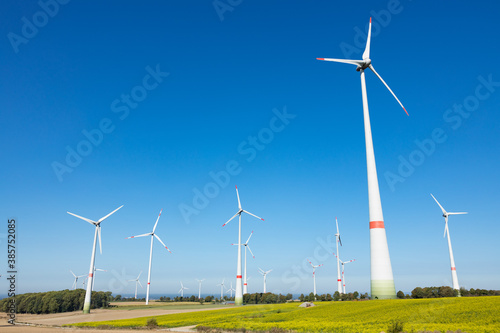 Windpark mit mehreren Windrädern