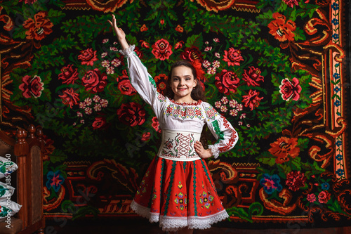 Принти на полотні pretty dancing moldavian girl in folk dress