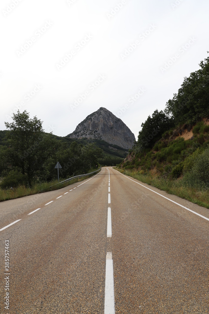 Fototapeta premium Castilla y León. León. Embalse del Porma.