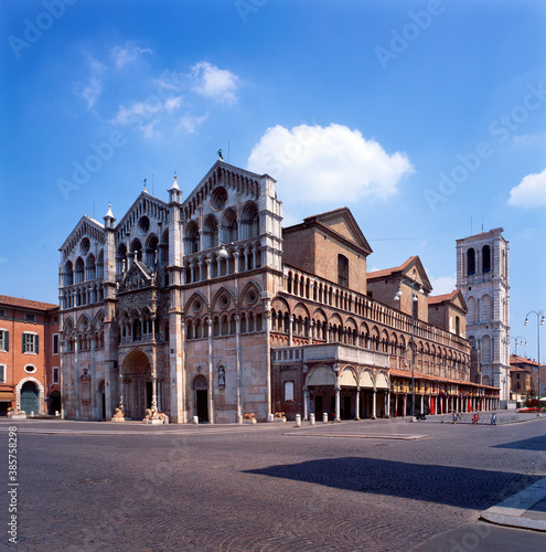Ferrara, Cattedrale di San Giorgio Martire con la Loggia dei Merciai e il campanile dell'Alberti in Piazza Trento e Trieste 