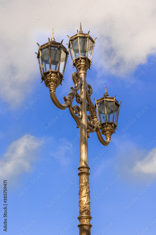 Faroles antiguos al cielo.