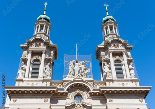 Una iglesia desde un ángulo diferente