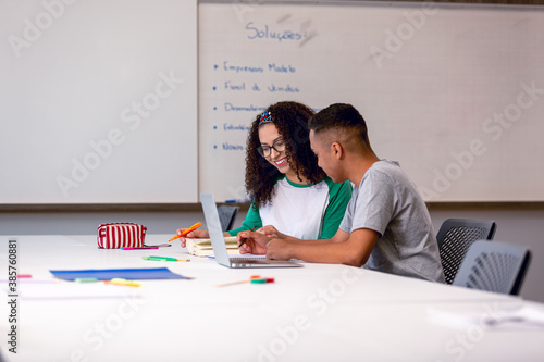 Grupo de alunos em sala de aula