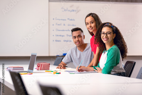 Grupo de alunos em sala de aula photo