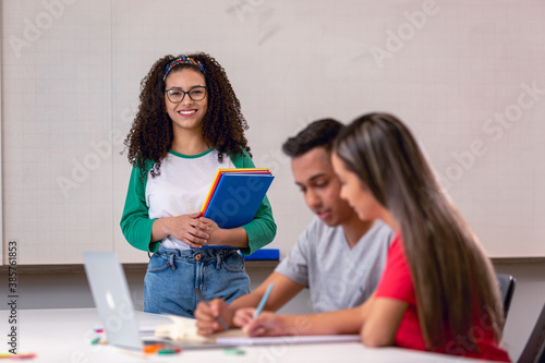 Grupo de alunos em sala de aula