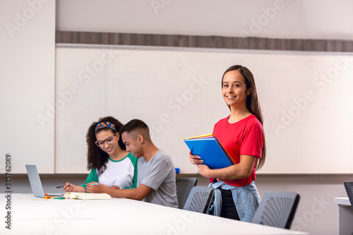 Grupo de alunos em sala de aula photo