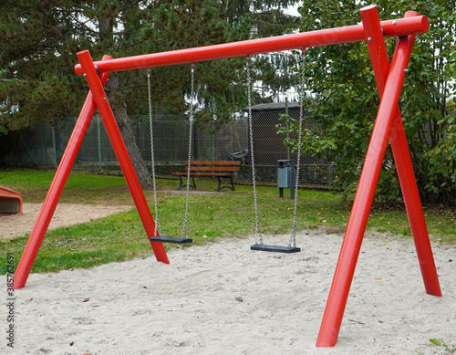 SChaukel ohne Kinder auf einem Spielplatz Park 