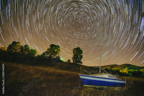 paisaje velero con circumpolar de estrellas photo