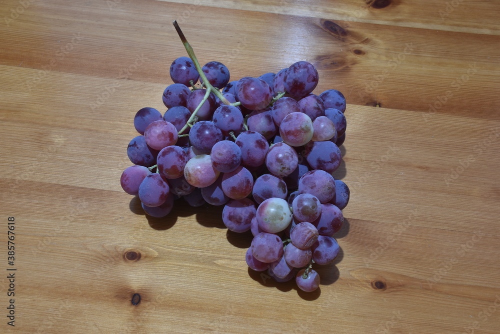 grappolo di uva nera siciliana. Frutta autunnale del mediterraneo