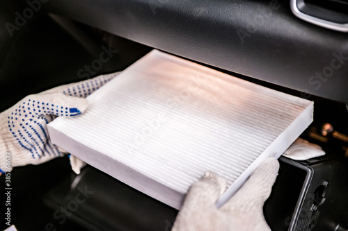 Schilderij op canvas Hand of mechanik is holds new car cabin filter