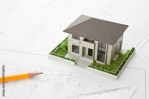 住宅模型と設計図