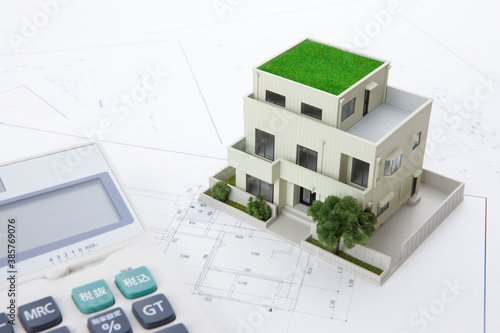 住宅模型と電卓