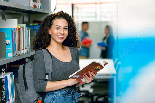 Universitária pesquisando na biblioteca e laboratórios da universidade
