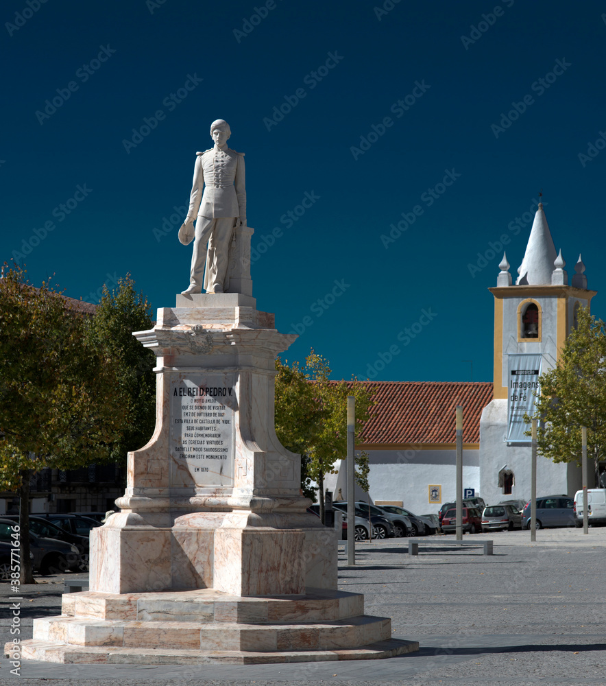 Statue du roi Pedro V et église de Castelo de Vide, Portugal