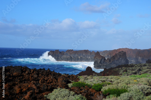 Paisajes volcanicos de la isla del Hierro en las Canarias, España, a orillas del oceano atlantico