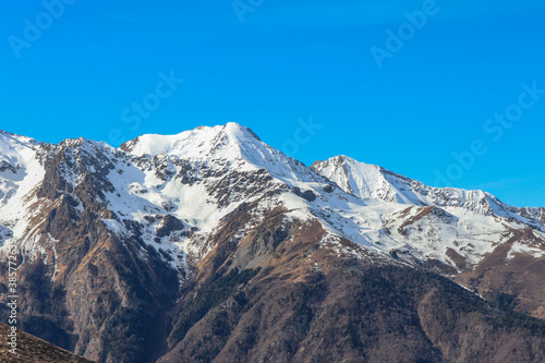 Occitanie - Hautes-Pyrénées - Vue sur les sommets enneigés © Marytog