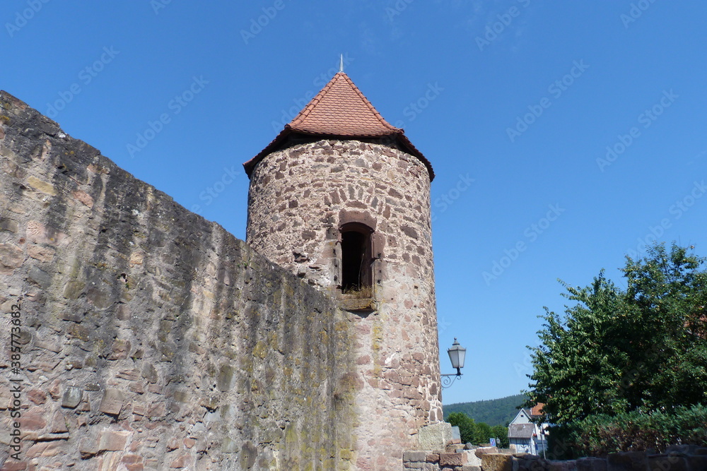 Fototapeta premium Wehrturm Stadtmauer - Rotenburg an der Fulda - Fachwerkstadt in Hessen