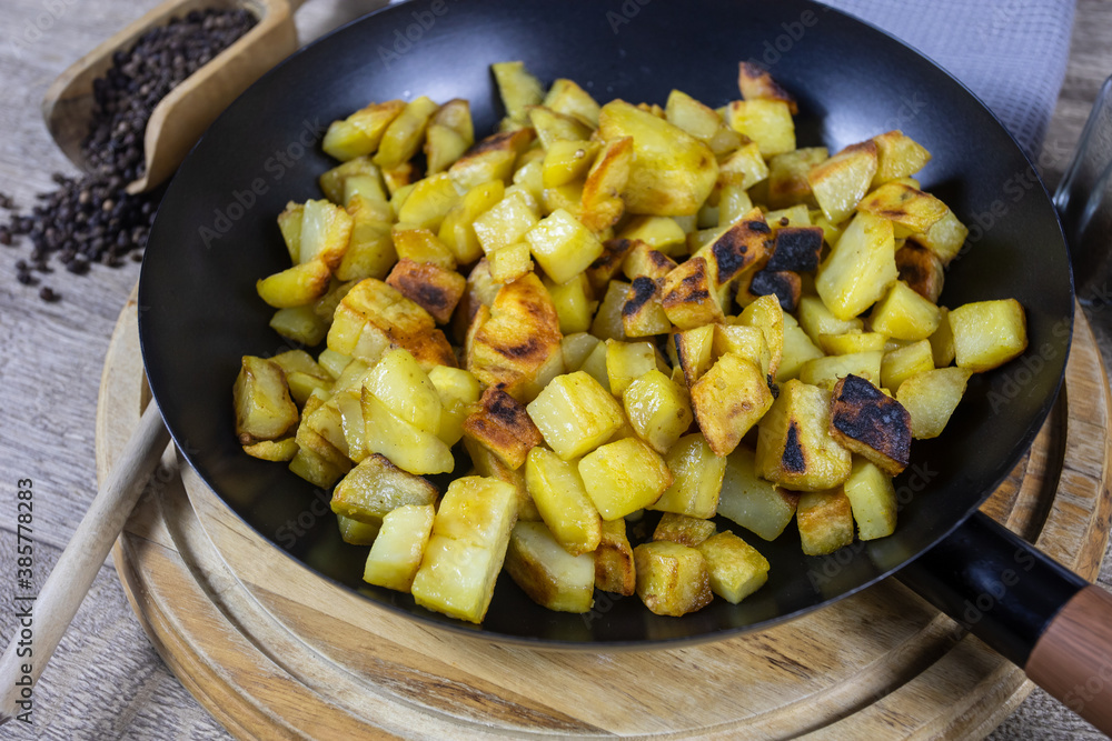 pommes de terre rissolées dans une poêle pommes de terre rissolées dans une poêle