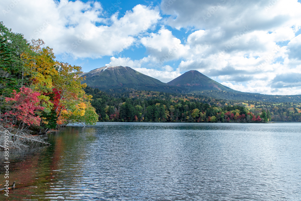 北海道の秋の風景　オンネトーの紅葉